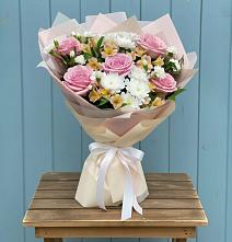 Букет цветов из:  Гвоздики, Орхидеи и Розы в Нагутском
