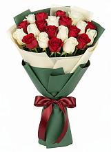 Букет Микс из красных и белых роз в Нагутском