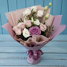 Букет цветов из:  Розы и Лизиантусы в Нагутском