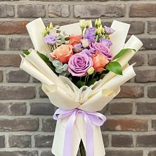 Букет цветов из:  Лизиантусы и Розы в Нагутском