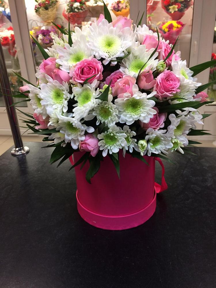 Цветочная композиция из Розы и Хризантемы в шляпной коробке в Нагутском